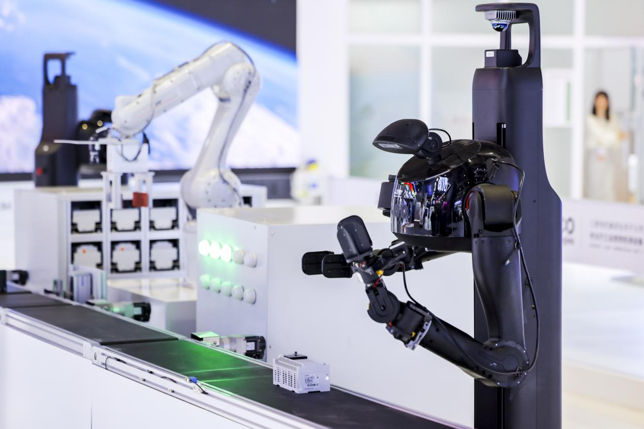 鹿明機(jī)器人與三菱電機(jī)攜手亮相進(jìn)博會(huì)，以具身智能賦能工業(yè)場(chǎng)景智能化升級(jí)