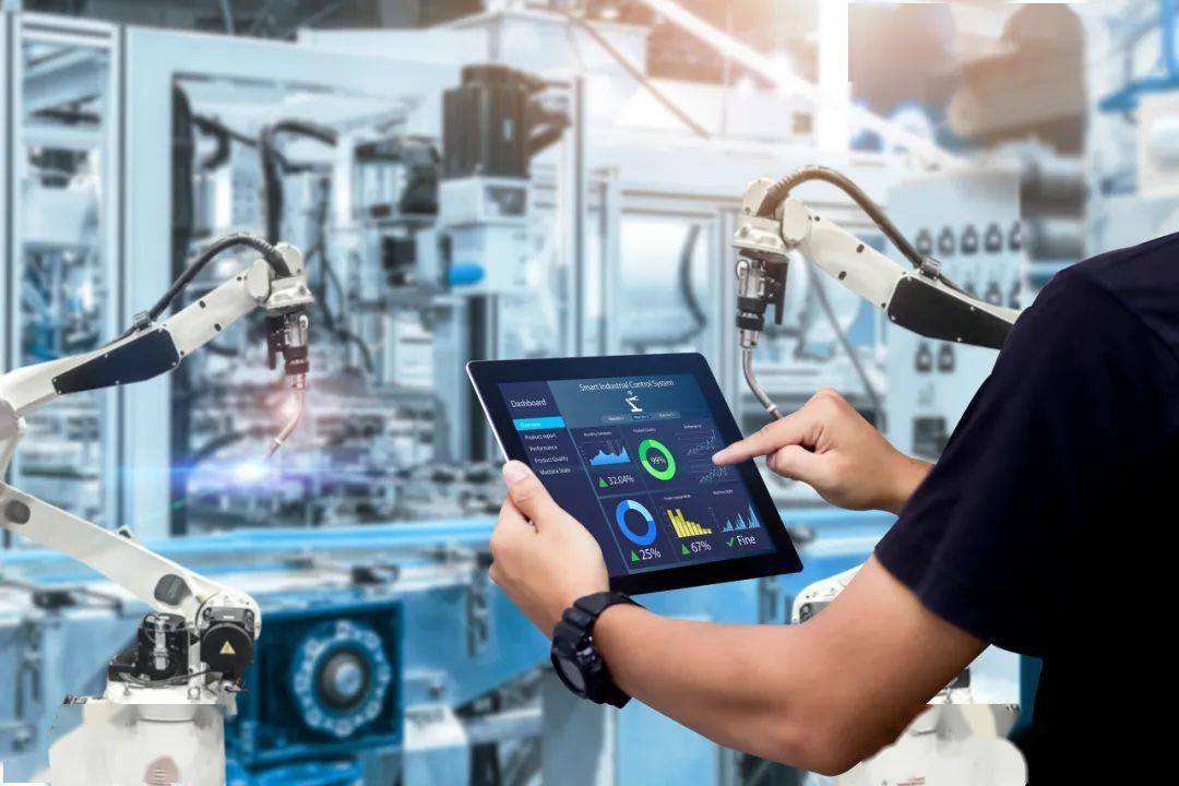 人工智能應(yīng)用系統(tǒng)開(kāi)發(fā)、系統(tǒng)集成與產(chǎn)品銷售 驅(qū)動(dòng)行業(yè)智能化轉(zhuǎn)型的三大核心崗位與服務(wù)